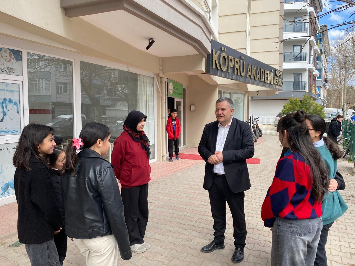 avbakidemirbas's tweet image. Öğrencilerimizin samimi davetini geri çevirmedik, onların heyecanına ortak olduk.

Gençlerimizin hayalleri ve umutları bizim en büyük gücümüz.

Onlarla birlikte üretmeye, geleceğimizi birlikte inşa etmeye devam edeceğiz.

#Çubuk #Gençlik #BakiDemirbaş