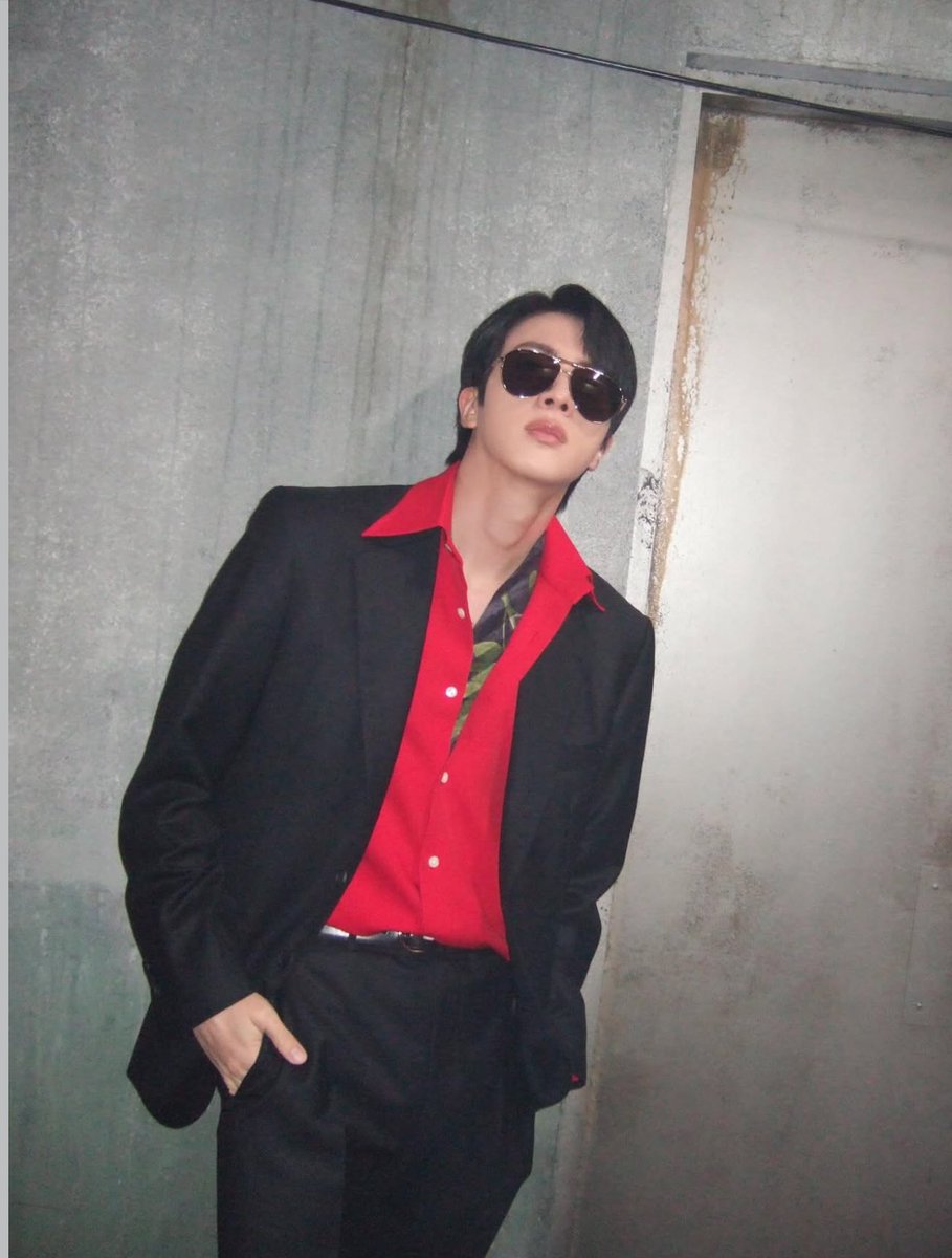 seokjinism1's tweet image. JIN on BTS Official account 

The Mafia boss. Is green part of the shirt of it is a scarf. So boss like 

2.0 WITH JIN
JIN ON THAT BRAND NEW
#BTS_ARIRANG #2point0
#방탄소년단진 #진 #JIN #BTSJIN