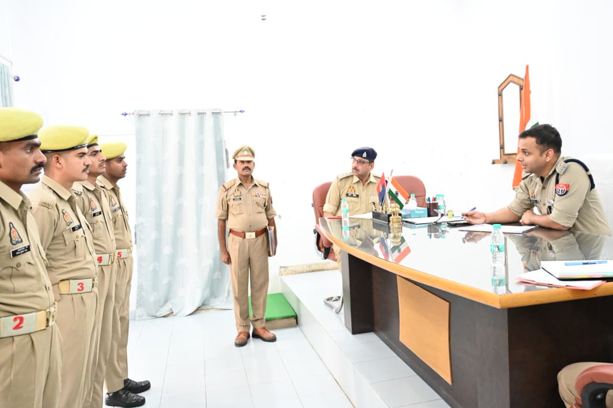 fatehpurpolice's tweet image. #Spfhr अभिमन्यु मांगिलक, #CO लाइन श्रीमती प्रगति यादव एवं #CO थरियांव श्री वीर सिंह द्वारा पुलिस लाइन, फतेहपुर में आरटीसी के अंतर्गत प्रशिक्षण प्राप्त कर रहे रिक्रूट आरक्षियों का साक्षात्कार लिया गया।
#UPPolice
