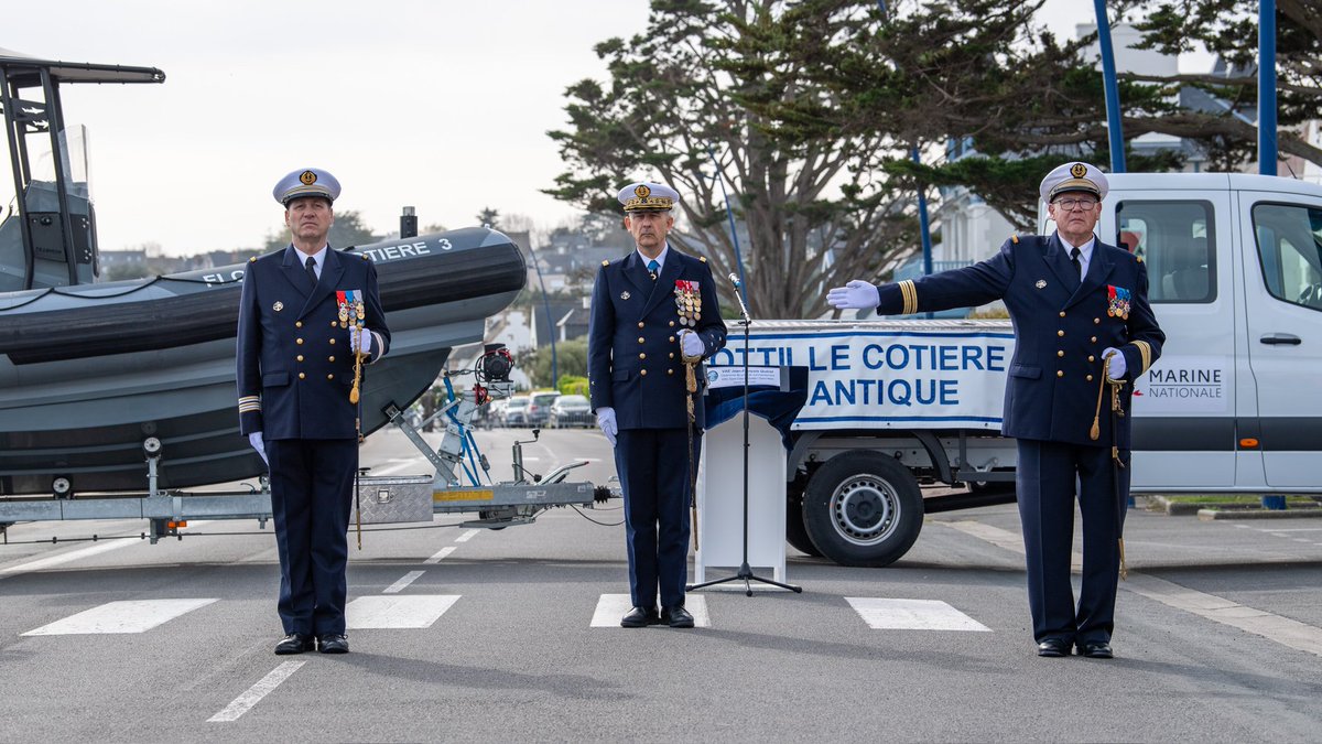 MarineNationale's tweet photo. #PASSCOM | Une nouvelle escouade de réserve côtière à Saint-Cast ⚓🇫🇷 
Le VAE Jean-François Quérat, préfet maritime de l’Atlantique, a fait reconnaître ce jour le CF Alexandre Binet comme premier commandant de l’ERC Saint-Cast/ St Malo. 🌊 https://t.co/71Gn2SoqCN