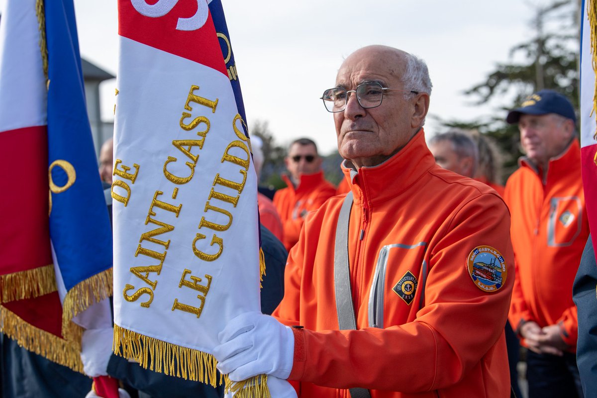 MarineNationale's tweet photo. #PASSCOM | Une nouvelle escouade de réserve côtière à Saint-Cast ⚓🇫🇷 
Le VAE Jean-François Quérat, préfet maritime de l’Atlantique, a fait reconnaître ce jour le CF Alexandre Binet comme premier commandant de l’ERC Saint-Cast/ St Malo. 🌊 https://t.co/71Gn2SoqCN