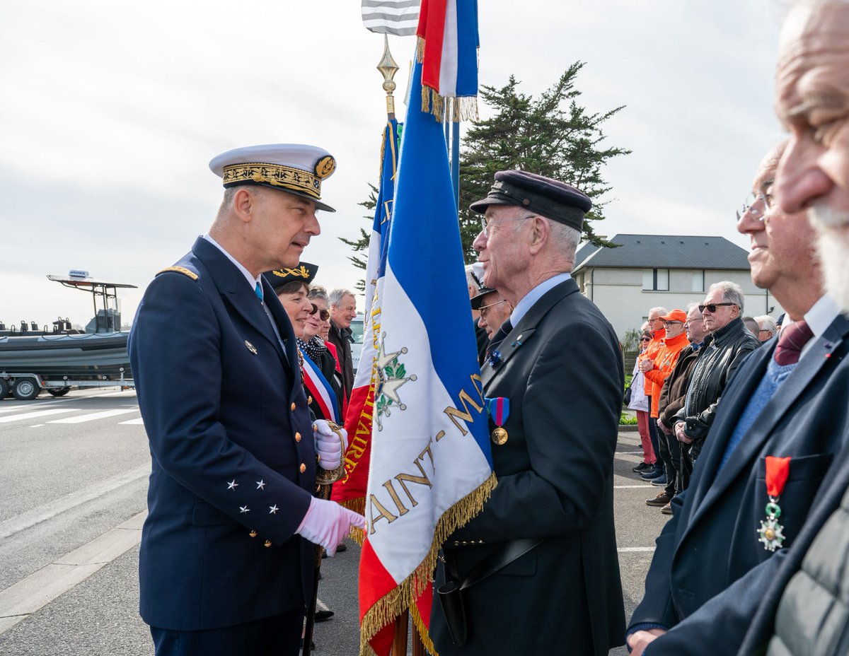 MarineNationale's tweet photo. #PASSCOM | Une nouvelle escouade de réserve côtière à Saint-Cast ⚓🇫🇷 
Le VAE Jean-François Quérat, préfet maritime de l’Atlantique, a fait reconnaître ce jour le CF Alexandre Binet comme premier commandant de l’ERC Saint-Cast/ St Malo. 🌊 https://t.co/71Gn2SoqCN