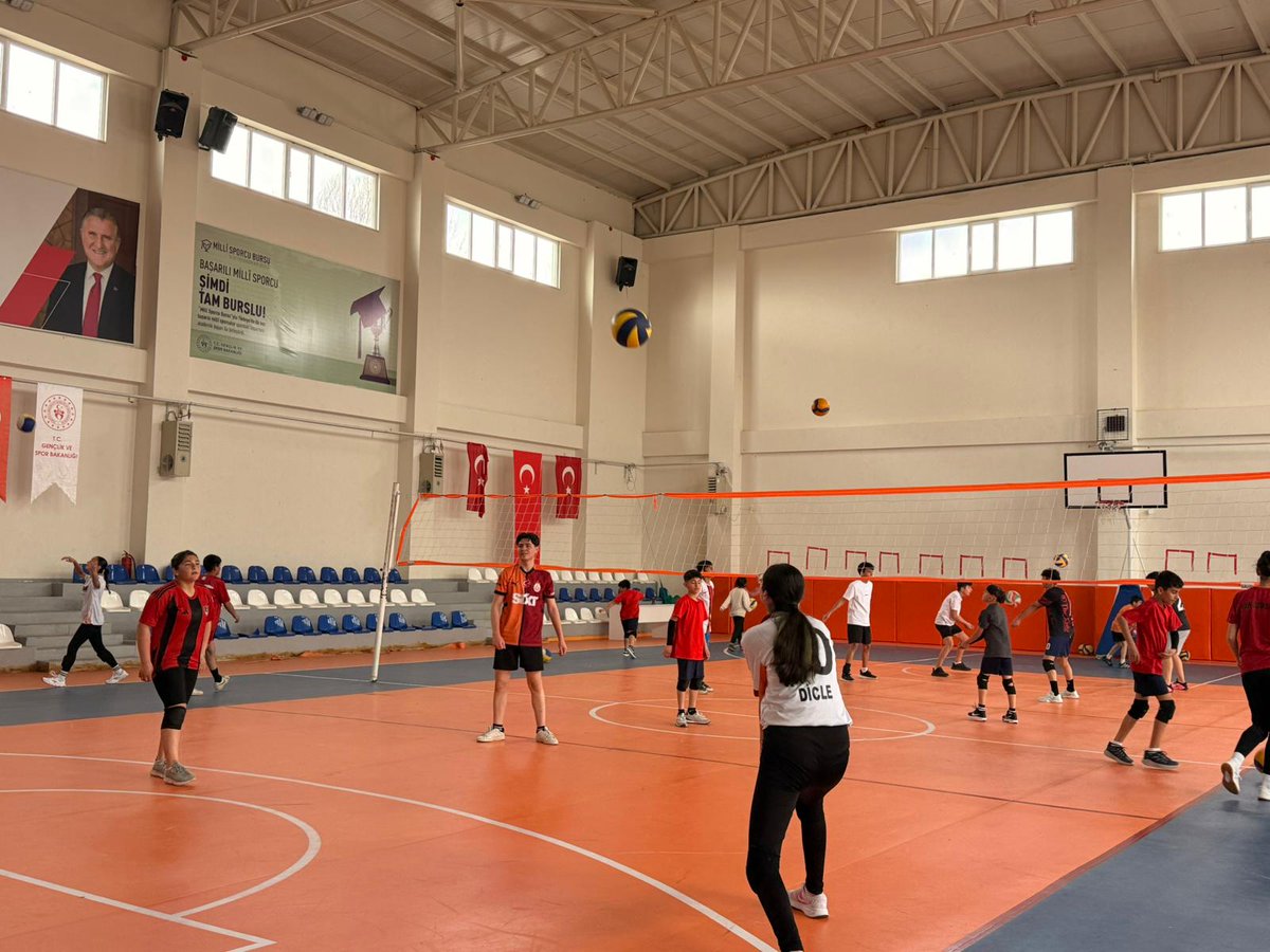 GurpinarVe's tweet photo. Filede mücadele, sahada heyecan devam ediyor! 🏐
Voleybol eğitimlerimiz tüm coşkusuyla sürüyor.
Sen de bu takımın bir parçası ol! https://t.co/LJmXD5nscH
