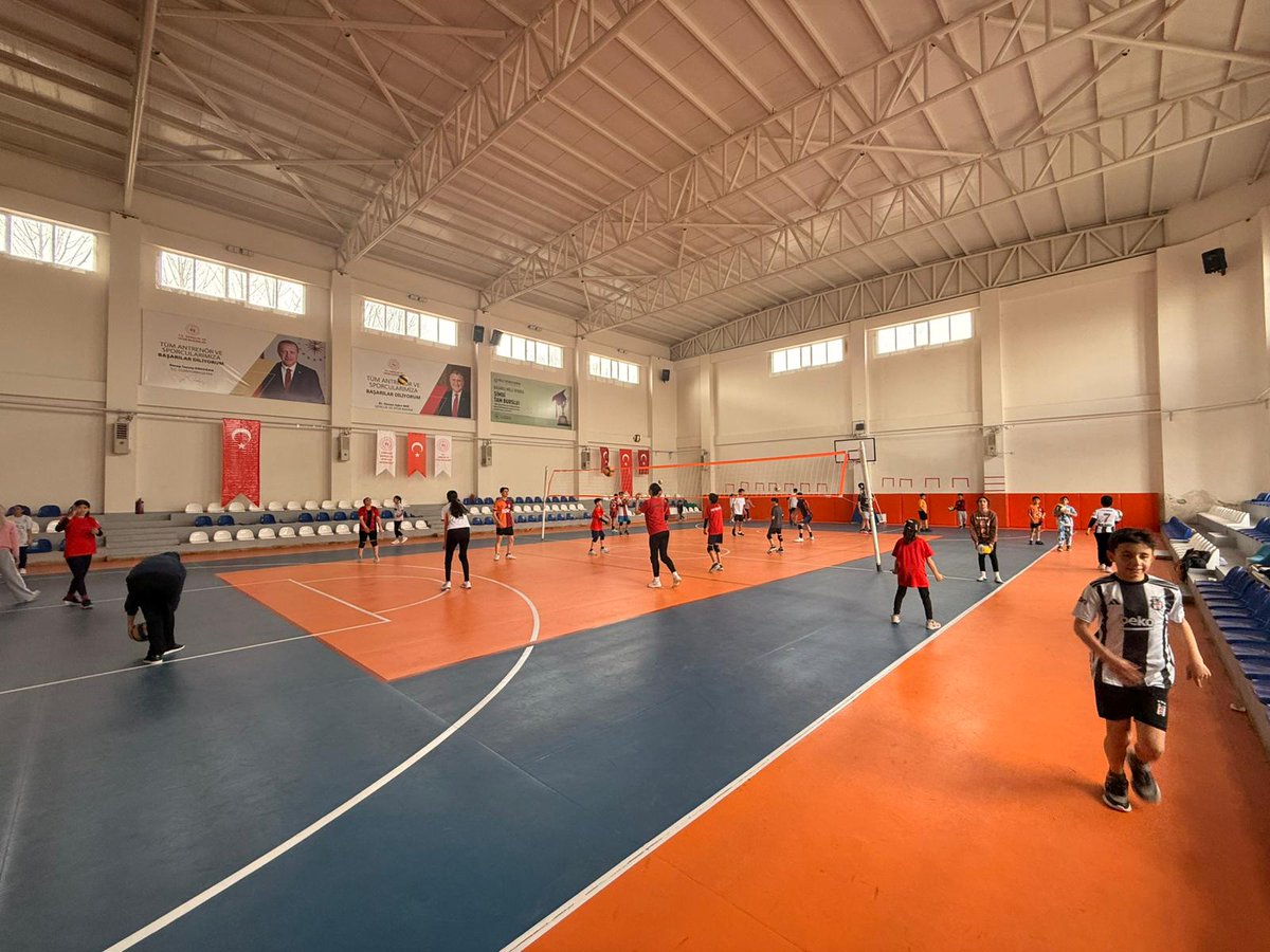 GurpinarVe's tweet photo. Filede mücadele, sahada heyecan devam ediyor! 🏐
Voleybol eğitimlerimiz tüm coşkusuyla sürüyor.
Sen de bu takımın bir parçası ol! https://t.co/LJmXD5nscH