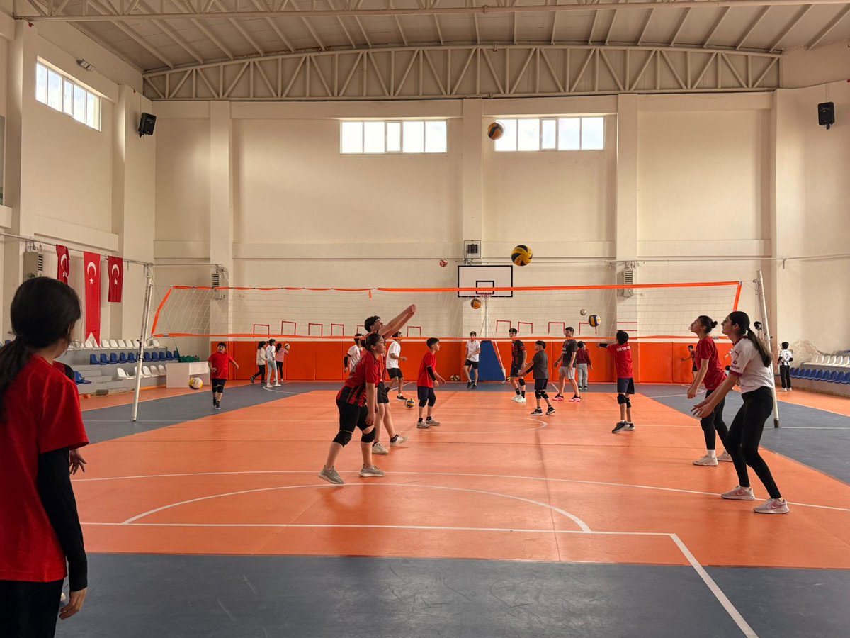 GurpinarVe's tweet photo. Filede mücadele, sahada heyecan devam ediyor! 🏐
Voleybol eğitimlerimiz tüm coşkusuyla sürüyor.
Sen de bu takımın bir parçası ol! https://t.co/LJmXD5nscH