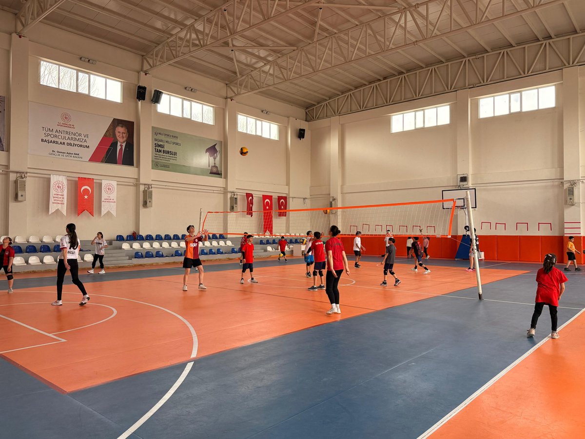 GurpinarVe's tweet photo. Filede mücadele, sahada heyecan devam ediyor! 🏐
Voleybol eğitimlerimiz tüm coşkusuyla sürüyor.
Sen de bu takımın bir parçası ol! https://t.co/LJmXD5nscH