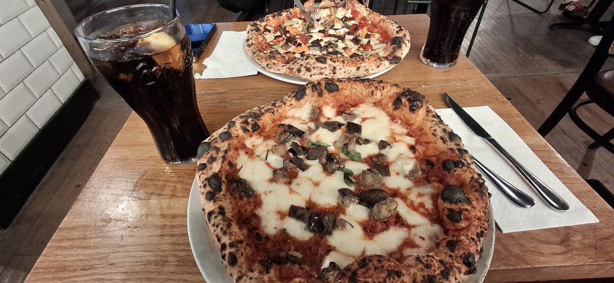 mohamed_uk2010's tweet image. غذائنا بيتزا نابوليتانا مع الباذنجان المقلي 🍸🍕. 

#pizza