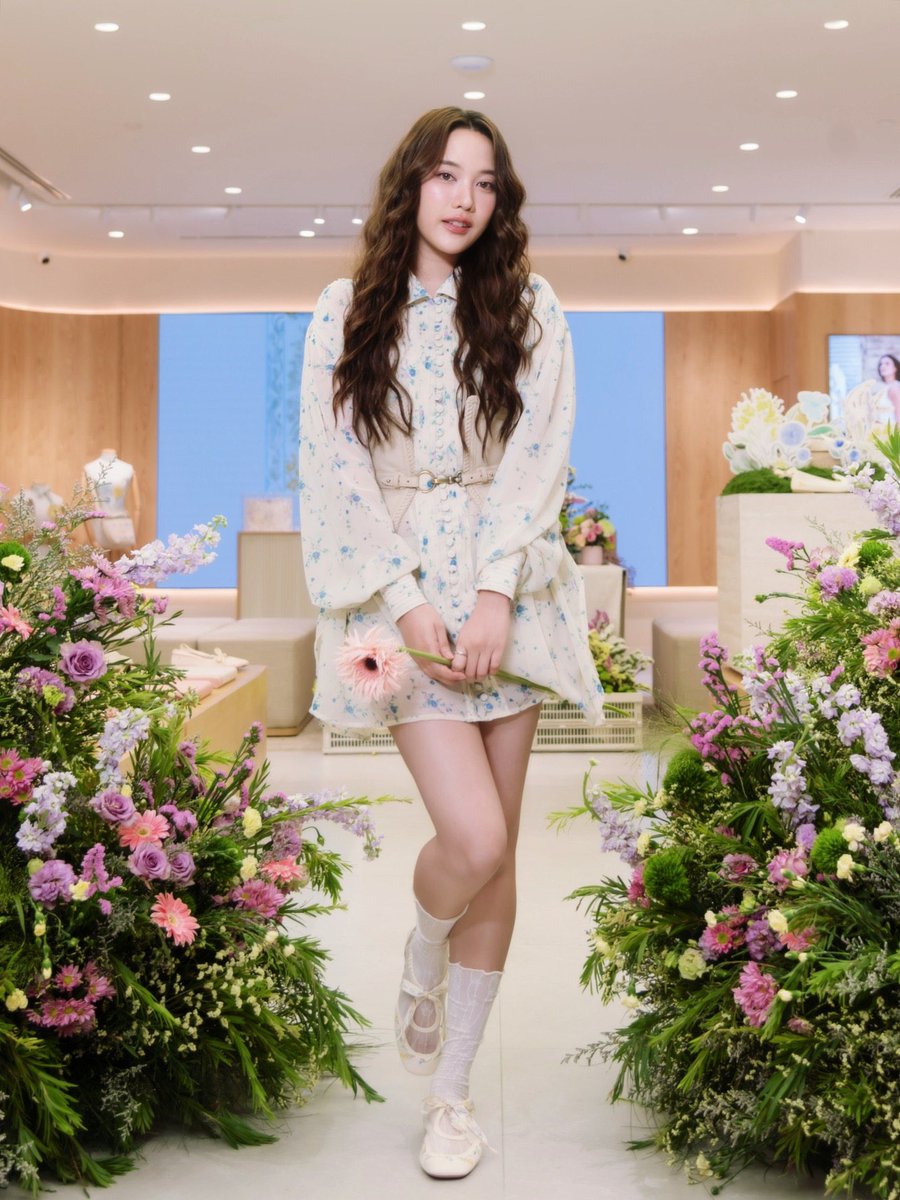 Cfus848's tweet photo. “Vivaia centralwOrld Grand Opening ✨
Freen is here to celebrate the launch of the VIVAIA Landmark Store, the largest branch in Thailand!🩰💐”
My beautiful baby Freen
😍🫰🏻🫶🏻🥰🫂❤️🌷😘🙏🏻
#VIVAIAThailandXFreen
#VIVAIAThailand #srchafreen
#FREENxVIVAIATH
#FreenSarocha https://t.co/xxeFXke1Qc