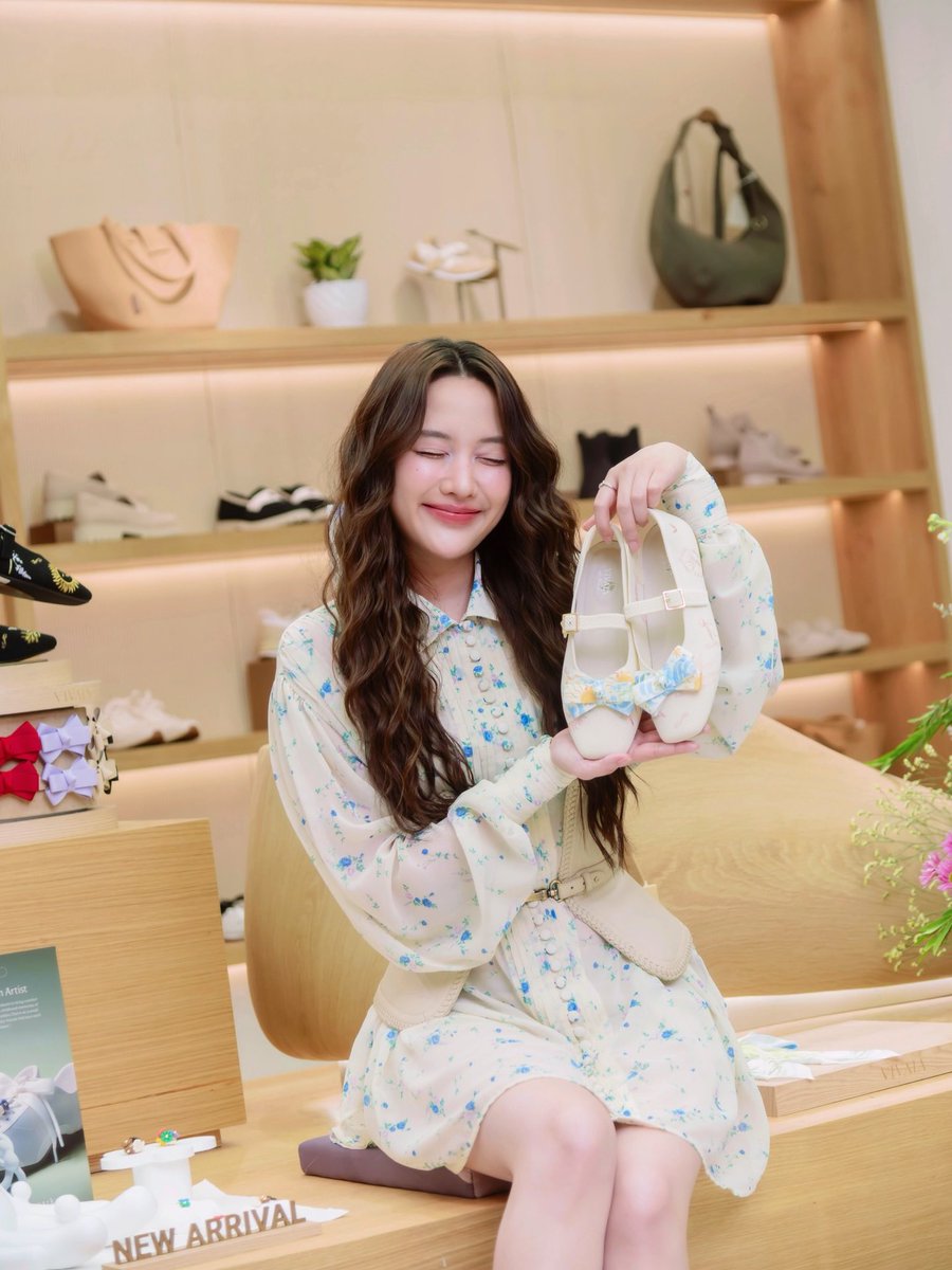 Cfus848's tweet photo. “Vivaia centralwOrld Grand Opening ✨
Freen is here to celebrate the launch of the VIVAIA Landmark Store, the largest branch in Thailand!🩰💐”
My beautiful baby Freen
😍🫰🏻🫶🏻🥰🫂❤️🌷😘🙏🏻
#VIVAIAThailandXFreen
#VIVAIAThailand #srchafreen
#FREENxVIVAIATH
#FreenSarocha https://t.co/xxeFXke1Qc