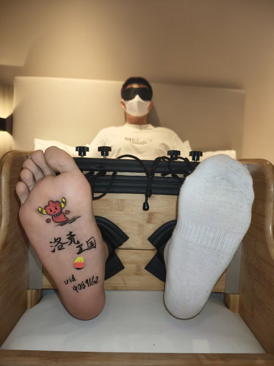 buxixi239137's tweet photo. 第一次搞双屏，直男帅哥的第二次脚底瘙痒，全长34分钟➕4分钟上半身按摩 https://t.co/qCK02B7Zkd