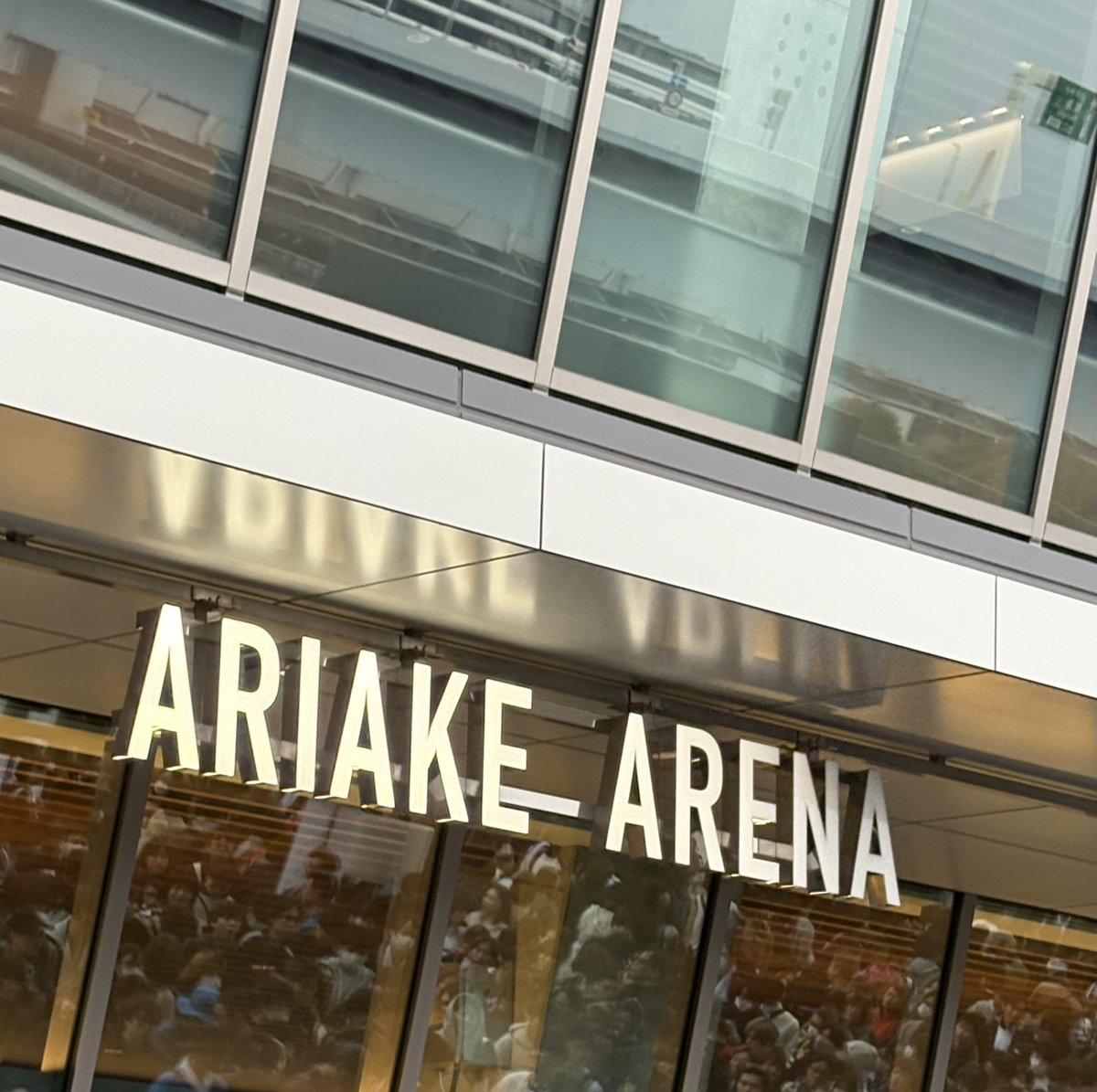 Larrycco's tweet photo. 本日は有明アリーナでアジカンのライブでした。
アニバーサリーLIVEだけあってセトリが神
最高！を100回叫びたいほど素晴らしいLIVEでした。
しかしアジカン久しぶり過ぎて1曲目から胸がじ〜んとなってしまった😭
明日も行ける人羨ましい😢
 #AKG30th
#アジカン https://t.co/bNEThDsSet