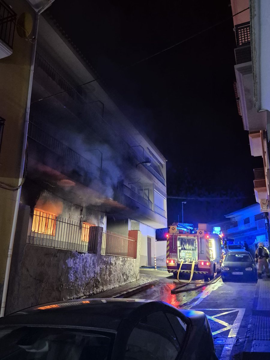 Asvogra's tweet photo. 2/2 > Dos personas afectadas por inhalación y una de ellas con quemaduras de 2° grado, que requieren atención médica por el #DCCU 

El incendio se prolongó durante mas de 7 h y colaboraron Guardia Civil, #PoliciaLocal y #AVPC de Benalúa, @Ces061Granada y @E112Andalucia 

@dipgra https://t.co/bBKecQJ53c