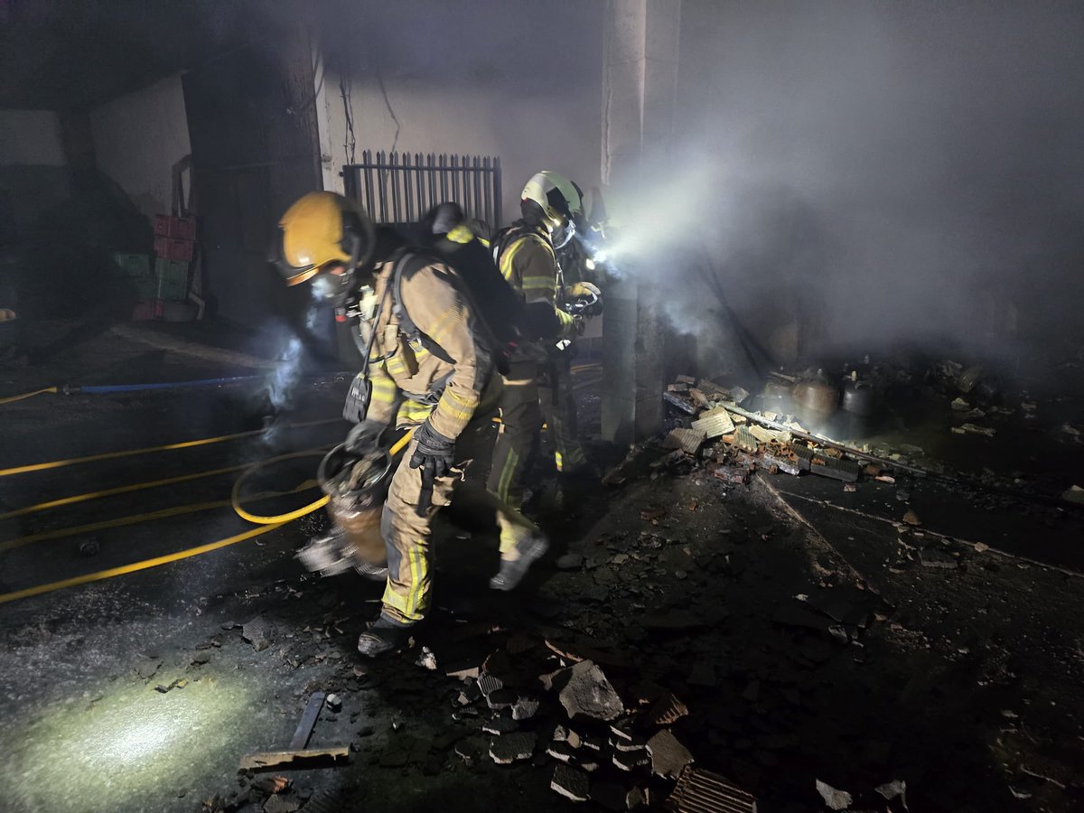 Asvogra's tweet photo. 2/2 > Dos personas afectadas por inhalación y una de ellas con quemaduras de 2° grado, que requieren atención médica por el #DCCU 

El incendio se prolongó durante mas de 7 h y colaboraron Guardia Civil, #PoliciaLocal y #AVPC de Benalúa, @Ces061Granada y @E112Andalucia 

@dipgra https://t.co/bBKecQJ53c