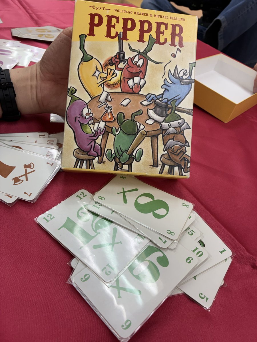 rinrin5_3's tweet photo. 本日はボドゲ会参加してきましたー
軽めのゲームをたくさん遊んできましたが、みんなでわちゃわちゃできて楽しかったです。
ことばのクローバーでは、問題出すのが好きな人、解くのが好きな人など、役割分担みたいになってて面白かったです https://t.co/VXS2hXnluO