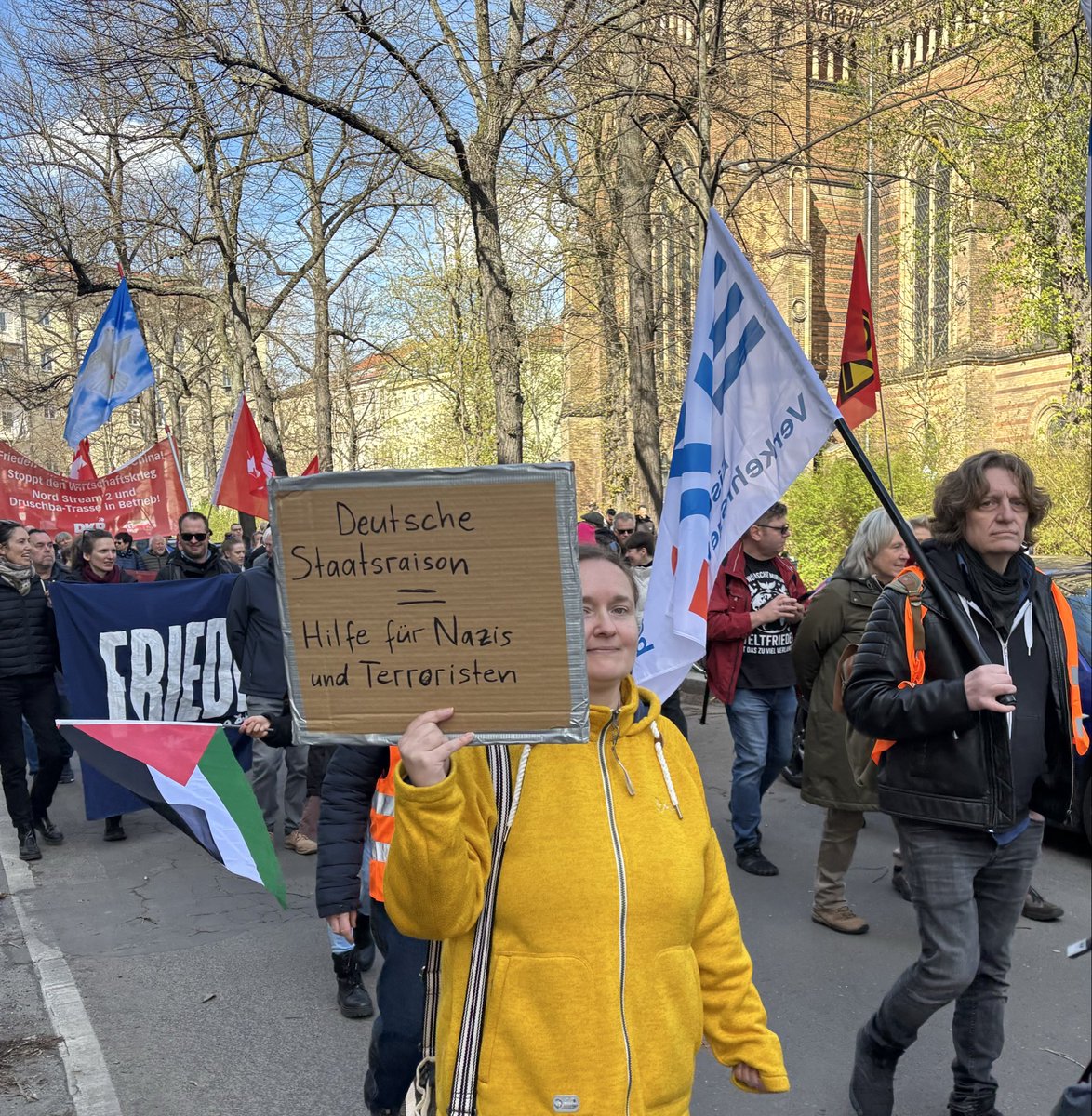 SturmDaniel's tweet photo. Gegen Wehrpflicht, Pistorius, US-Atomwaffen in 🇩🇪 und natürlich gegen Israel 🇮🇱. Für Nordstream, „Palestine“, DKP, Kuba. Plakate &amp; Sprechchöre gegen Putin &amp; Hamas? Nö. Ukraine-Flaggen auch vergessen. „Friedens“-Demo am Karsamstag in Berlin. @tagesspiegel https://t.co/Fybafg8cxe