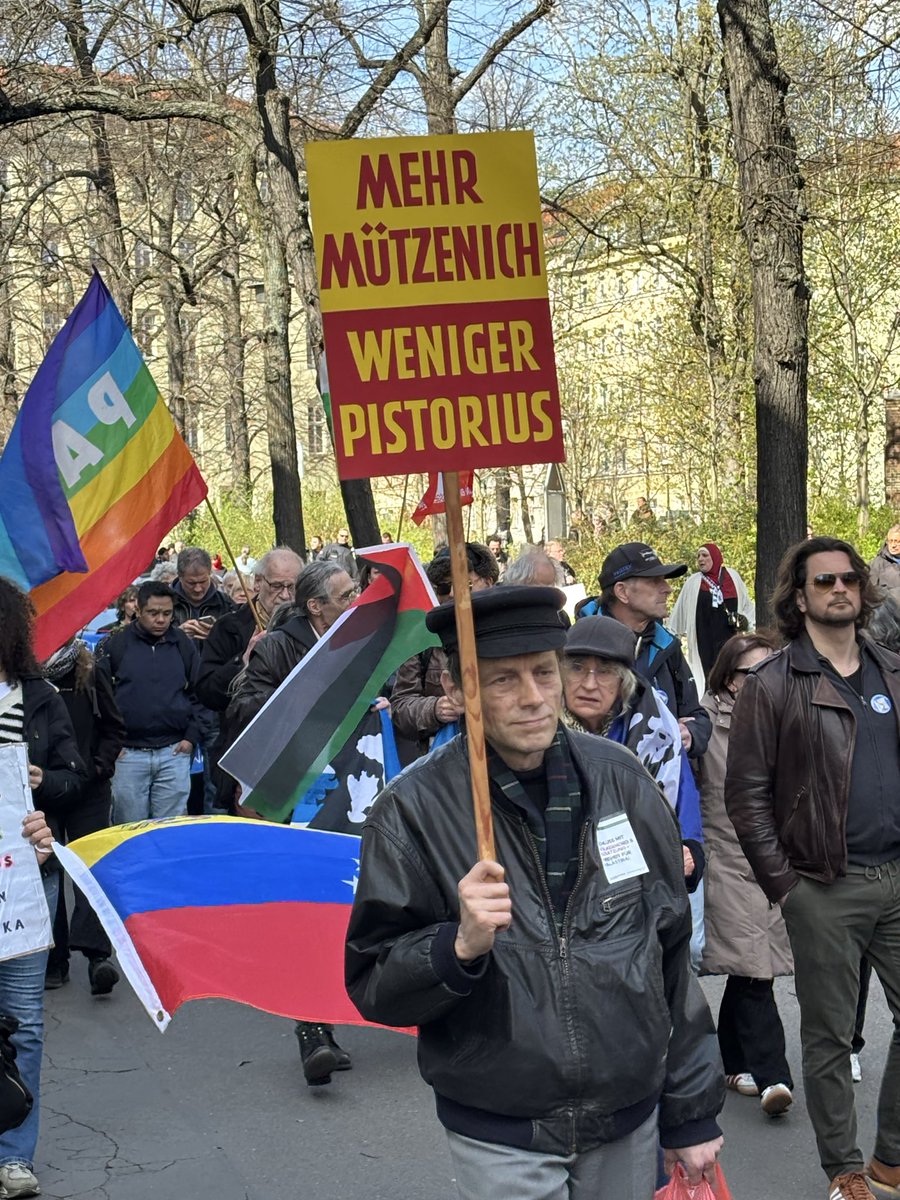 SturmDaniel's tweet photo. Gegen Wehrpflicht, Pistorius, US-Atomwaffen in 🇩🇪 und natürlich gegen Israel 🇮🇱. Für Nordstream, „Palestine“, DKP, Kuba. Plakate &amp; Sprechchöre gegen Putin &amp; Hamas? Nö. Ukraine-Flaggen auch vergessen. „Friedens“-Demo am Karsamstag in Berlin. @tagesspiegel https://t.co/Fybafg8cxe