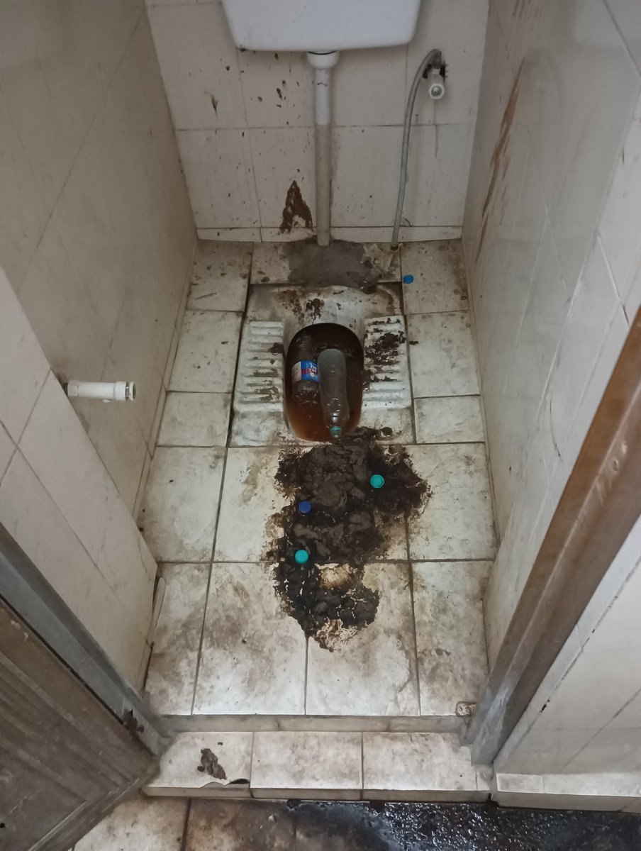 ratnadeep1313's tweet photo. गोंडा station प्लेटफॉर्म नंबर 5 का प्रसाधन है 

@RailwaySeva @RailMinIndia @RailwayNorthern @drm_lko 
@DrmGorakhpur https://t.co/Uxq7lyDLQZ