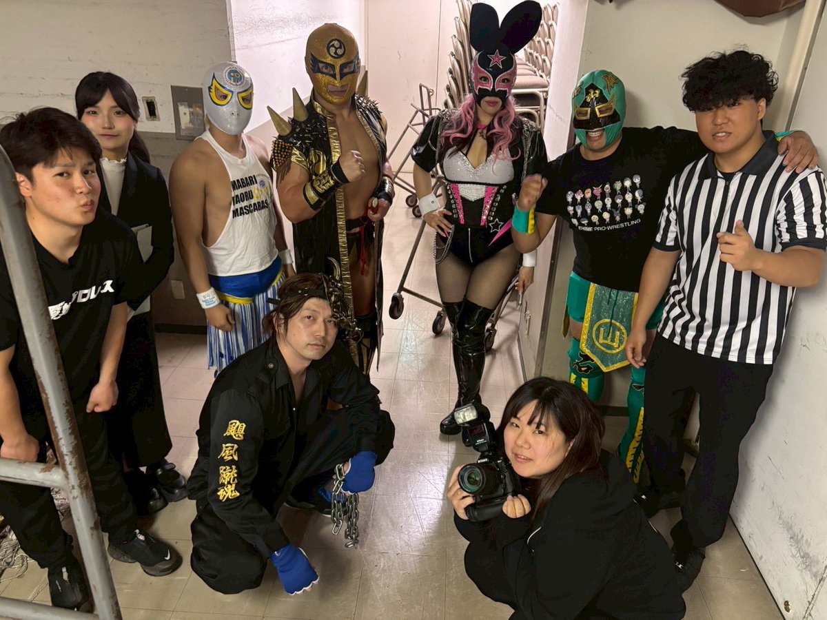 JAKOTEN_EPW's tweet photo. 夕方まで仕事し…ご指名あり松山へ。
株式会社カネシロ様の社員総会・懇親会の路上パフォーマンスへ参加。

すごい会だったな…
まぁ…1番喜んでもらえたから良しとするか…あの蹴りは忘れんがな！！

社長様、ありがとうございました。
ご馳走様でした。
＃愛媛プロレス
＃伊予魔神軍 https://t.co/3Liie19Qxb
