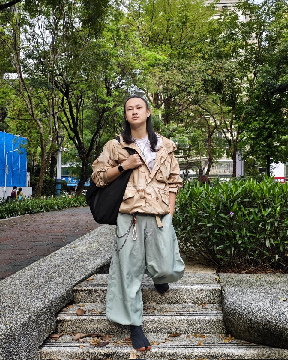 BrianLi813's tweet photo. 今日逛街OOTD
今天想說讓鳶造型稍微潮流一些，搭了沙漠迷彩風衣，並把下擺收起來，看起來更運動感，也讓腰間的自製褲鏈更好展現出來，後來覺得這條褲鏈可以再弄誇張一些。 https://t.co/wicrRlfIrr