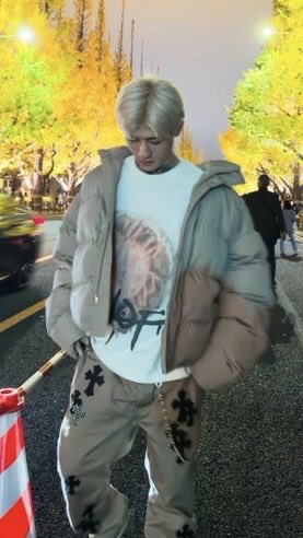 みっくんは普通にかっこいいのに、本当にファッションセンスだけは絶望的だな。
宮迫が着てたクロムを思い出す。
同じクロムでこうも変わるもんかね。