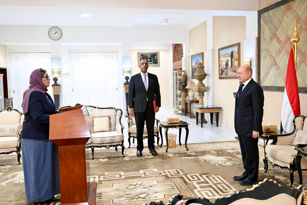 أول سفيرة لليمن لدى واشنطن تؤدي اليمين الدستورية والرئيس يحثها على تجسيد وتعزيز العلاقات بين البلدين

🔶 أدى اليمين الدستورية امام الرئيس الدكتور رشاد محمد العليمي، رئيس مجلس القيادة الرئاسي، بمقر سفارة الجمهورية اليمنية في الرياض اليوم السبت، السفيرة جميلة علي رجاء وذلك بمناسبة