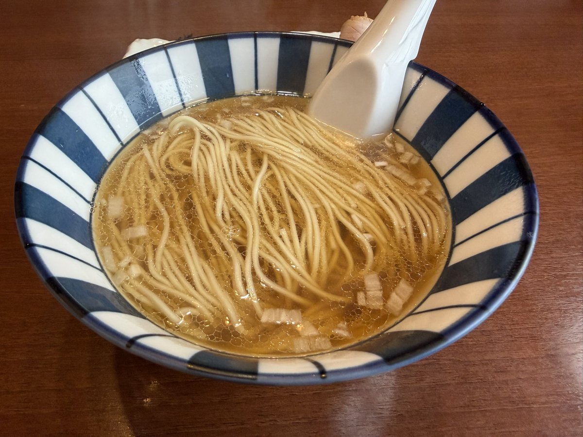 POMfire1's tweet photo. 妻の実家の富山へ
氷見の「貪瞋癡」
富山No.1の呼び声が高い
言わずと知れた名店に初訪。
・氷見産煮干し
・黒醤油
・白醤油
どれも最高でしたが、衝撃だったのは白
塩味や油で食わせない「出汁」の力
素材と店主のセンス光る一杯でした👏
#氷見
#ラーメン https://t.co/TRJY2TkEdc