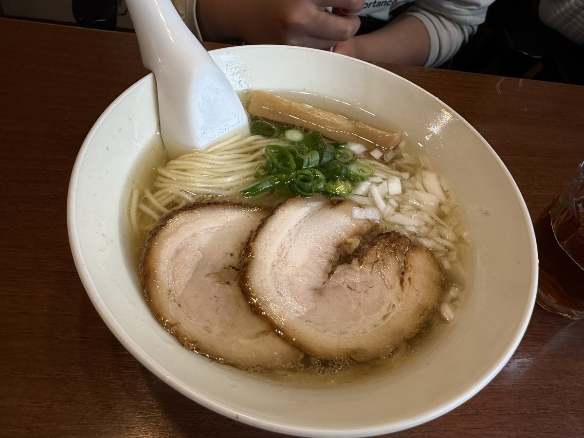 POMfire1's tweet photo. 妻の実家の富山へ
氷見の「貪瞋癡」
富山No.1の呼び声が高い
言わずと知れた名店に初訪。
・氷見産煮干し
・黒醤油
・白醤油
どれも最高でしたが、衝撃だったのは白
塩味や油で食わせない「出汁」の力
素材と店主のセンス光る一杯でした👏
#氷見
#ラーメン https://t.co/TRJY2TkEdc