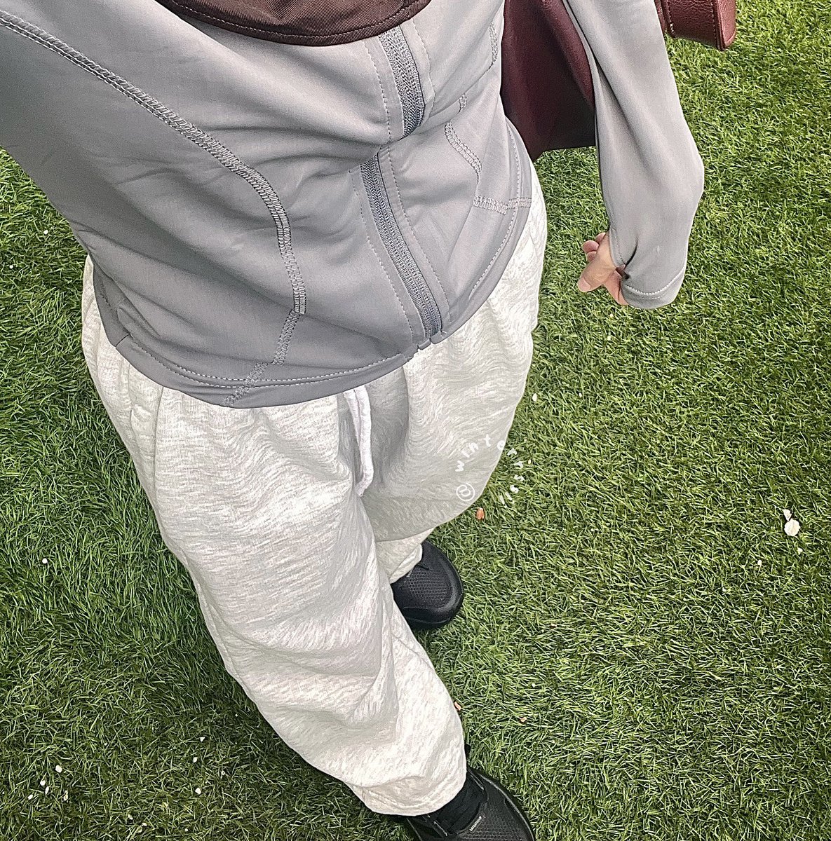 rrawraasha's tweet photo. @dwsptqum co sweatpants ini tapi warna itemm karena murce dan comfyy wkwkw mana dapet harga 40k https://t.co/jmSmeVleUq