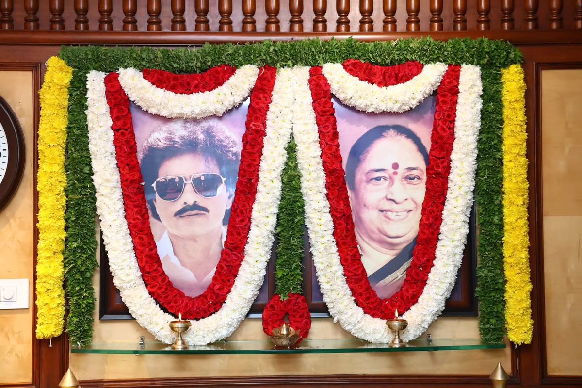 Madhu_Bangarapp's tweet image. ನಮ್ಮ ಸಂಸ್ಕೃತಿ ಮತ್ತು ಸಂಪ್ರದಾಯವೇ ನಮ್ಮ ಶಕ್ತಿ. 

ಕುಟುಂಬದ ಸದಸ್ಯರೊಂದಿಗೆ ಭಕ್ತಿಪೂರ್ವಕವಾಗಿ  ಪೂಜಾ ಕೈಂಕರ್ಯಗಳನ್ನು ನೆರವೇರಿಸಲಾಯಿತು...

ಮನೆಯ ಹಿರಿಯರ ಆಶೀರ್ವಾದ ಹಾಗೂ ಆ ದೈವದ ಕೃಪೆ ಸದಾ ನಮ್ಮೆಲ್ಲರ ಮೇಲಿರಲಿ.

#ಹಿರಿಯರಆಶೀರ್ವಾದ #ಭಕ್ತಿ #Tradition #FamilyValues #Blessings #Spirituality