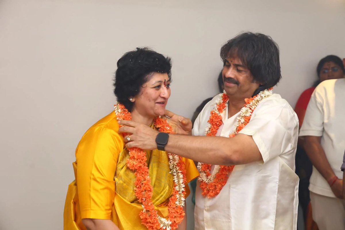 Madhu_Bangarapp's tweet image. ನಮ್ಮ ಸಂಸ್ಕೃತಿ ಮತ್ತು ಸಂಪ್ರದಾಯವೇ ನಮ್ಮ ಶಕ್ತಿ. 

ಕುಟುಂಬದ ಸದಸ್ಯರೊಂದಿಗೆ ಭಕ್ತಿಪೂರ್ವಕವಾಗಿ  ಪೂಜಾ ಕೈಂಕರ್ಯಗಳನ್ನು ನೆರವೇರಿಸಲಾಯಿತು...

ಮನೆಯ ಹಿರಿಯರ ಆಶೀರ್ವಾದ ಹಾಗೂ ಆ ದೈವದ ಕೃಪೆ ಸದಾ ನಮ್ಮೆಲ್ಲರ ಮೇಲಿರಲಿ.

#ಹಿರಿಯರಆಶೀರ್ವಾದ #ಭಕ್ತಿ #Tradition #FamilyValues #Blessings #Spirituality