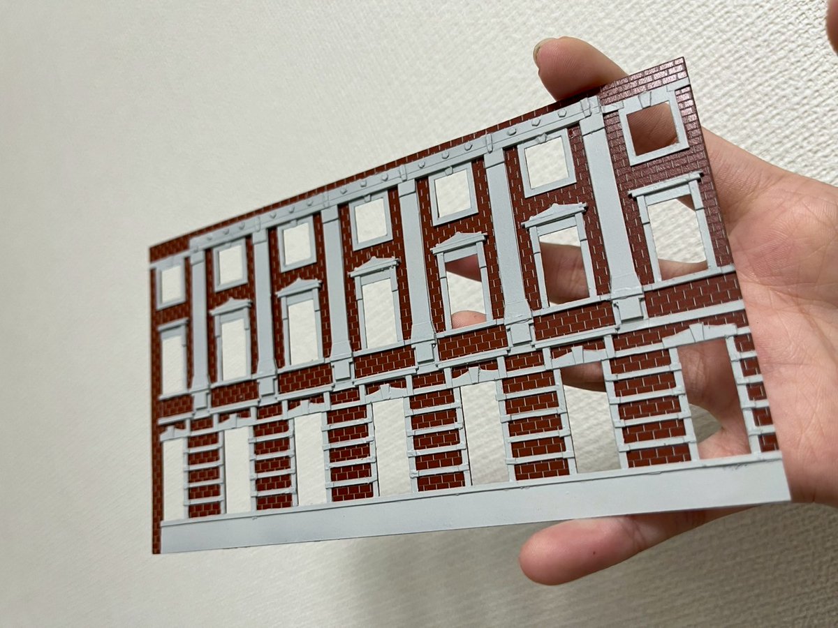kamigeshiki6's tweet image. #新美の巨人たち で東京ステーションホテルを特集しているので、私の教え子で東京駅が好きすぎて紙で東京駅丸の内駅舎を作ったJK（今はJD）の作品を見て～
#ペーパージオラマ #papercraft #Nゲージ #鉄道模型コンテスト #美の巨人たち