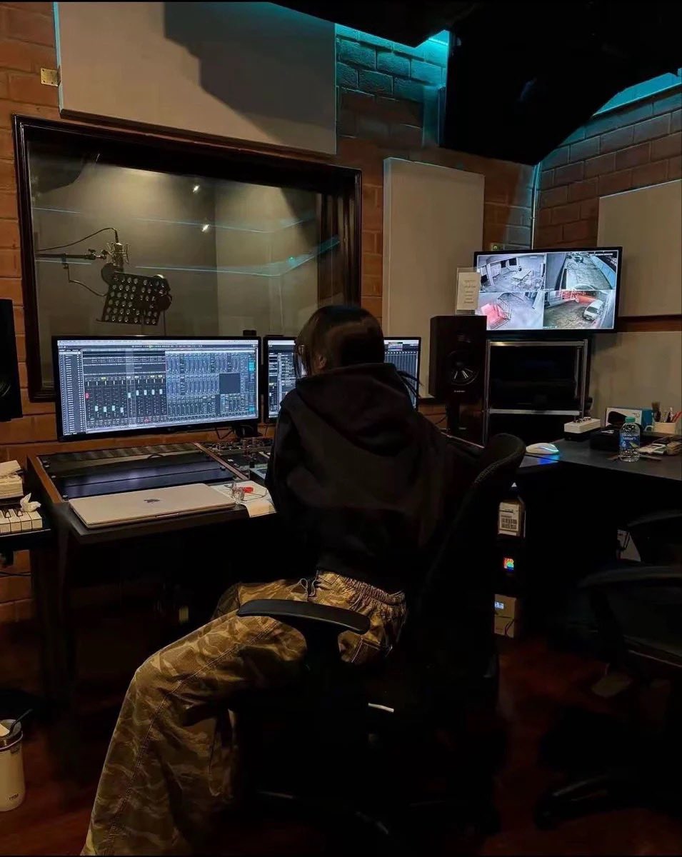 ᅠᅠ
ᅠᅠ
                         #MATTSTAGRAM
                              
                                 Studio Day
                   Have a nice day, kittens
                                     meow