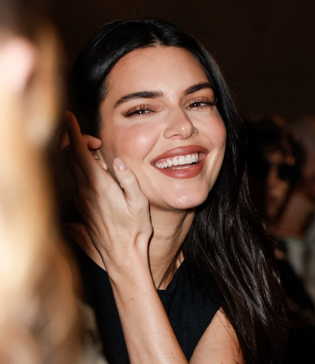 yslgirlx's tweet photo. Kendall Jenner https://t.co/3pTFbfWK53