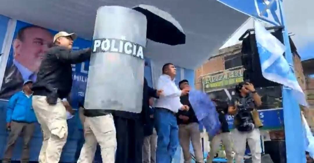Curioso razonamiento de la caviarada. Los salvajes de la izquierda filoterrorista del sur andino reciben a pedradas a Porky, quien solo atina a calificar a esas bestias como "gente de mierda", con toda razón. Y resulta que eso afectaría electoralmente a Porky en lugar de afectar