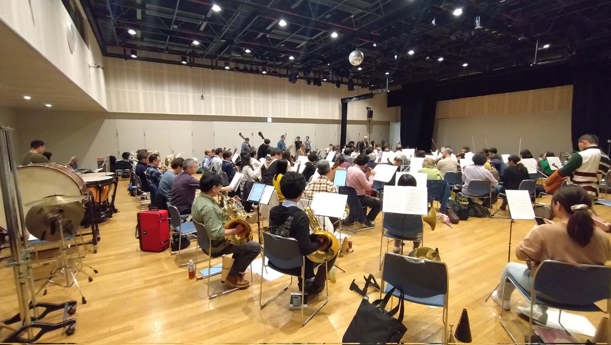 TSymphonica's tweet photo. 第80回定期演奏会に向けた練習が始まりました！7/20(月）海の日に開催します海プログラム。イベールの「寄港地」、ドビュッシーの「海」、ツェムリンスキーの「人魚姫」をお届けします。今日は内藤先生に全曲ご指導いただきました。それぞれの作品の魅力が出せるようしっかりおさらいします！ https://t.co/6SP9eAcnAd