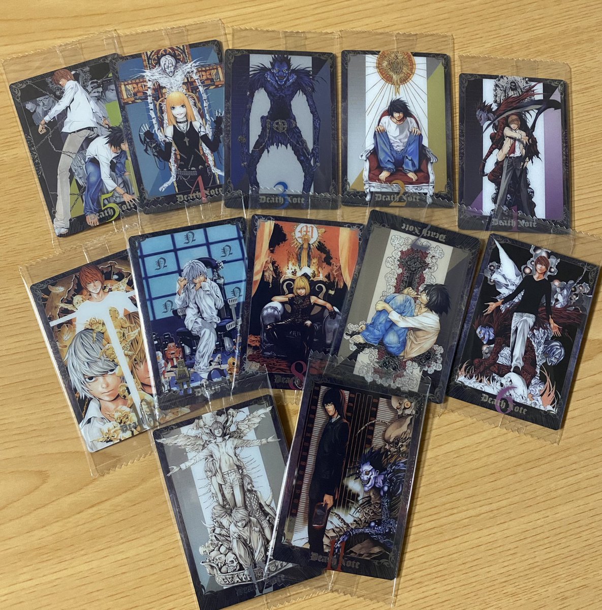k42wKKihKBGTvXv's tweet image. やっぱDEATH NOTEウエハースの漫画表紙の書き下ろしカードまじ最高です！！
全部揃えると😊

#DEATH NOTE #デスノート