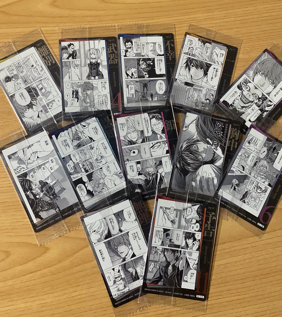 k42wKKihKBGTvXv's tweet image. やっぱDEATH NOTEウエハースの漫画表紙の書き下ろしカードまじ最高です！！
全部揃えると😊

#DEATH NOTE #デスノート