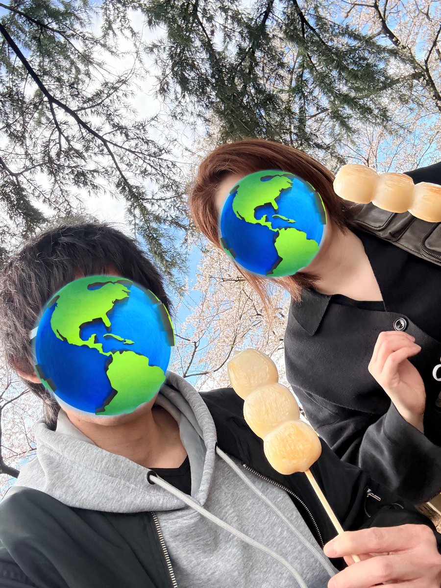 Maru2626's tweet photo. 一昨日お花見行ってきました🌏👍　花より団子な2人でした🍡 https://t.co/rSDMSMylLt