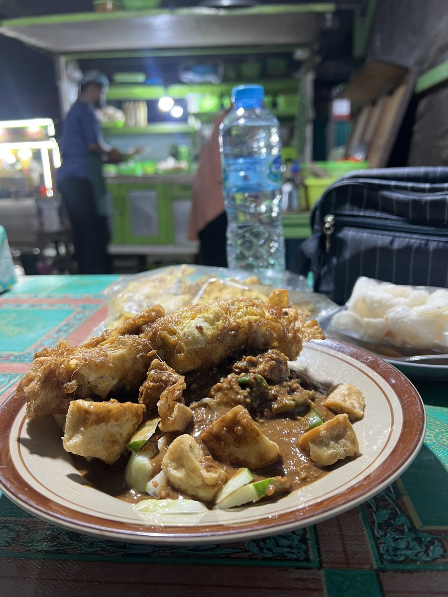 ramenow's tweet image. #BontangFood Diary: Part 01 🍲✨
Since it’s the #fastingmonth, these legendary spots’re taking a break/shifting gears.

If you’re visiting #Bontang, put these on your #PostRamadan #bucketlist!
1.#NasiJagung #WarungJoss 🌽
2.#WedangRonde #PakSusno 🍡
3.#GadoGado #KangSunda