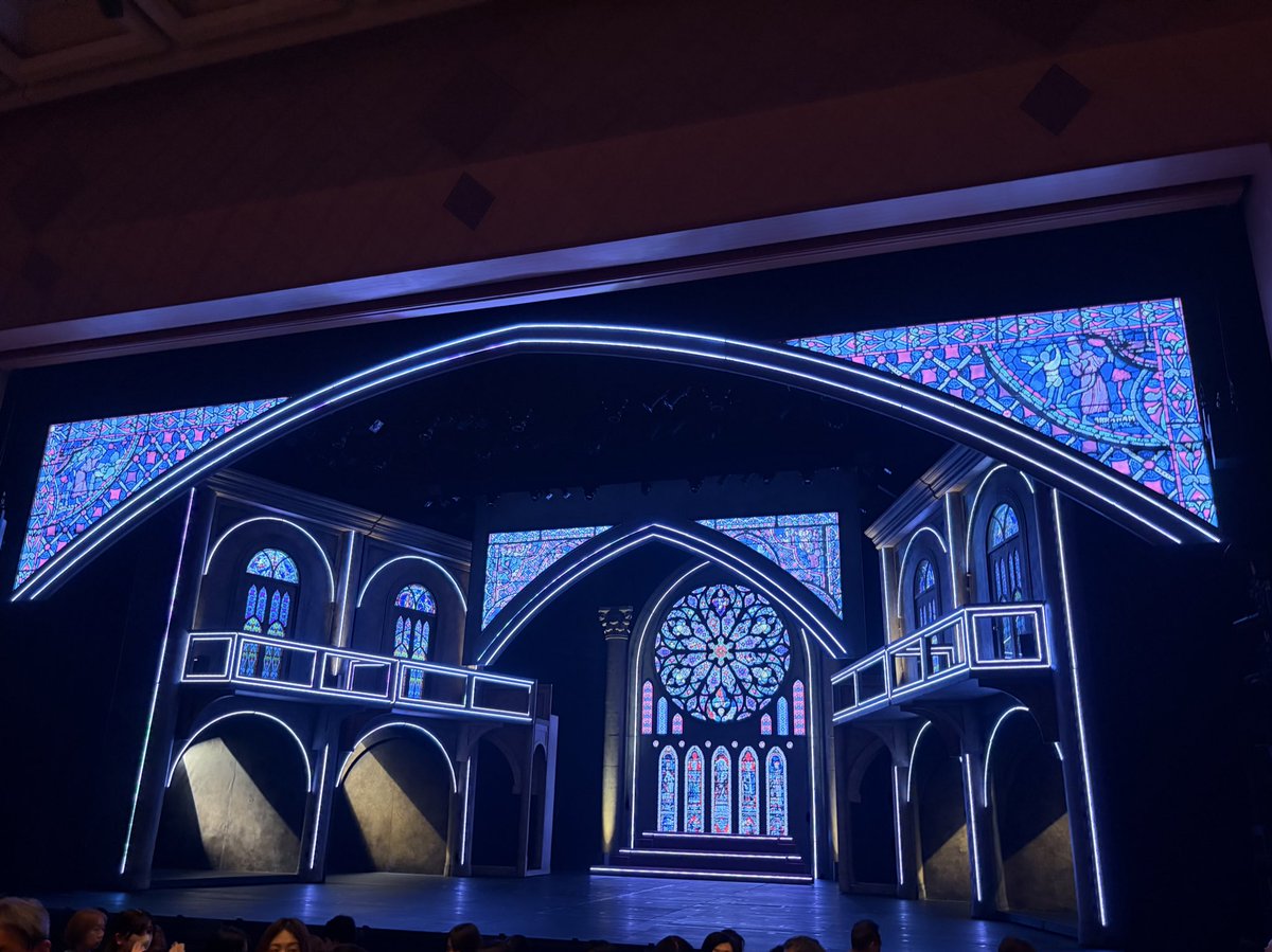 DopnesTanaka's tweet photo. シスターアクト2026
咲さんの退団後初ミュということで6年半ぶりにシスアクへ。咲さんデロリスカッコよ！The Life I Never Led聞いてるときの顔も好きすぎた。梅ちゃんの芝居歌も良くて、いいシーンだったなー。いい曲。知寿さんラザールスも大の好物。あちくんのキレキレダンスも堪能した。足なげー https://t.co/nZieaKJDBt