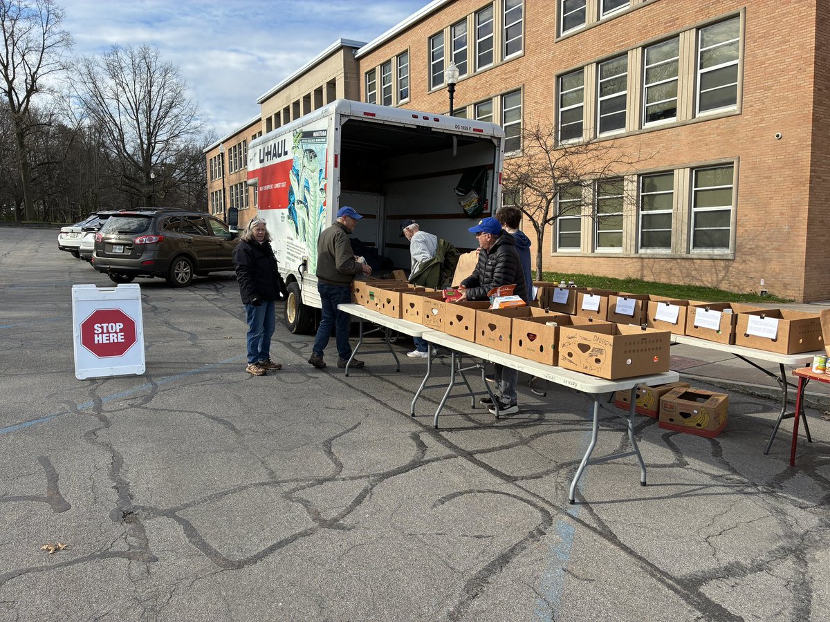 HowardMaffucci's tweet photo. Pittsford Rotary Food Drive. Now to noon at Pittsford Sutherland High School. Help if you can. https://t.co/lMC0HnibDr