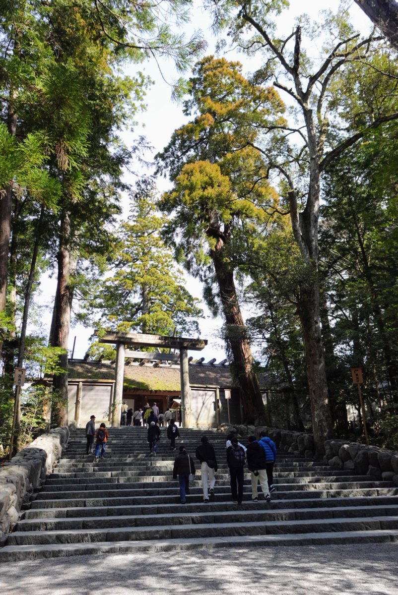 senang_2's tweet photo. いよいよ天照大御神をお祀りする皇大神宮（内宮）へ。
昼近くで人出も多かったけれど、
緑の中、澄んだ空気に包まれて気持ちがスッと軽くなる。
神馬の本勇号にも会えた。
#伊勢 #伊勢神宮 #内宮 https://t.co/UNdsazdrMe