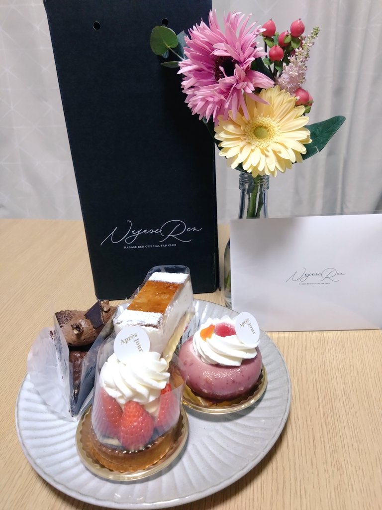 Epi_sz's tweet photo. 廉くんからバースデーフラワー届いた🥰
嬉しい🖤
ありがとう🫶
ピンクのは珍しいガーベラだな〜☺️
1人1人違うみたいだから嬉しいね。
特別なお誕生日に🎵
歳重ねると嫌だなって思いがちだけど💐もらえるとやっぱり嬉しい💕
娘がケーキ買って来てくれてそれも嬉しかった🥹
#永瀬廉
#バースデーフラワー https://t.co/eZVTFSR7RX
