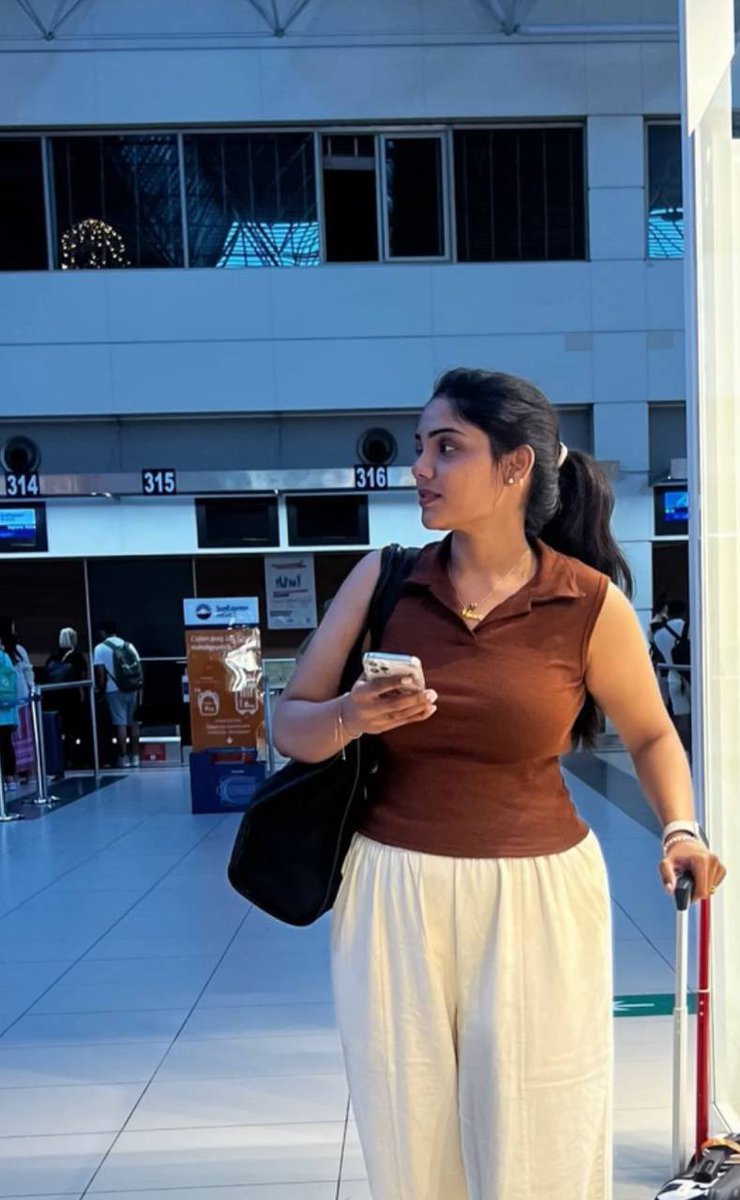 Ilanti munjalni road meeda public lo veyyali mawa, intha kasi ga undi bazaar munda