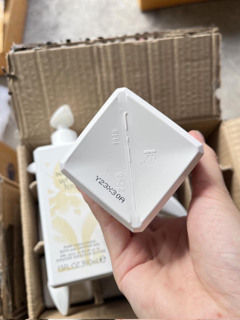 seoulpede's tweet image. ✨💙พร้อมส่ง Elizabeth Arden White Tea Pure Indulgence Bath and Shower Gel 390ml เจลอาบน้ำ ที่จะช่วยชำระสิ่งสกปรก สัมผัสประสบการณ์ความหอมสดชื่น ผ่อนคลาย

🛒 490.-

#ElizabethArden #พีดีสต็อค