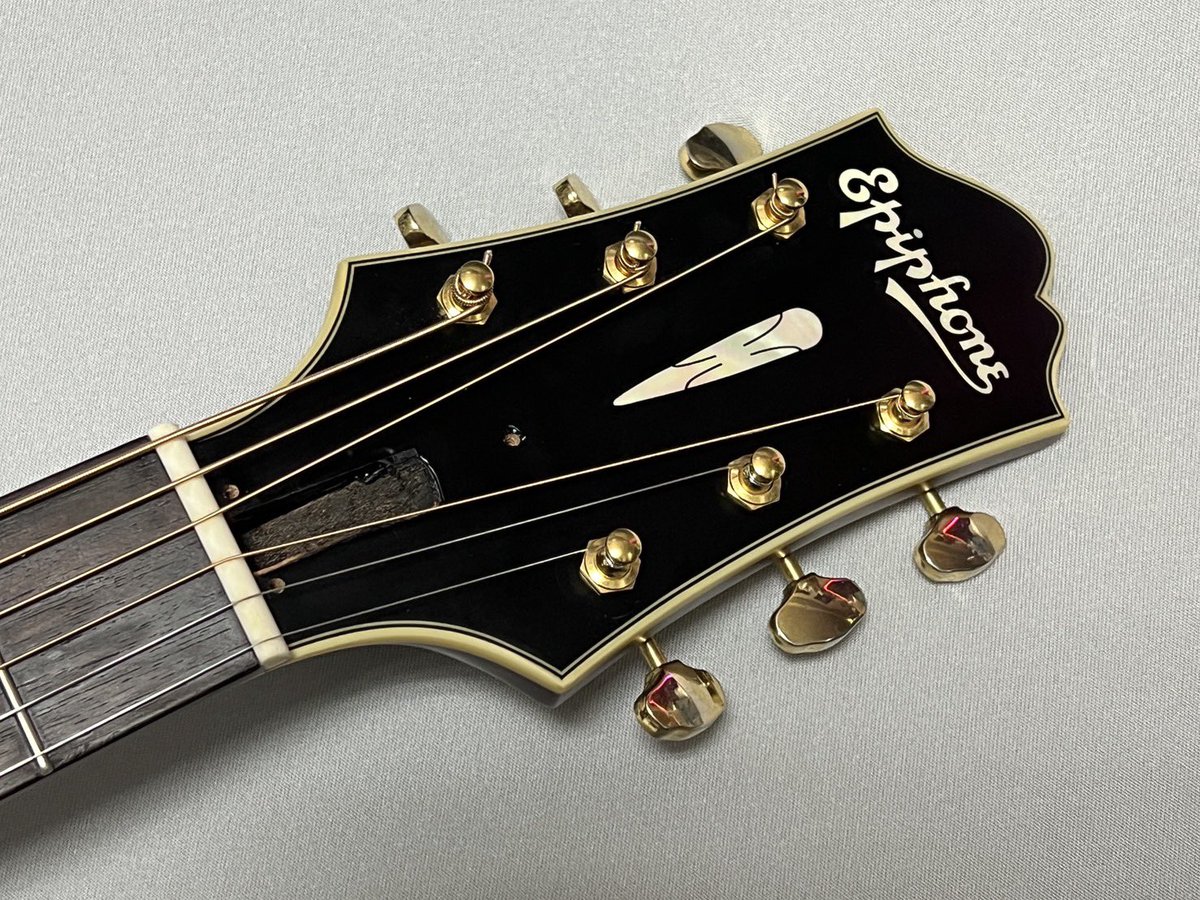 SDMF_Inc's tweet photo. っつーこって、
既に色々写真上げてましたが
ちゃんとしたBlog記事にした
Epiphone
Masterbilt EF-500RCCE
になります。
まだ調整途中ですがね、
音出しとかは明日アコギ紹介記事、YouTube動画アップしますんで、また演奏動画をアップしますわな。
#Epiphone #Masterbilt
#EF500RCCE #EMG https://t.co/tkH6Ue6aLv