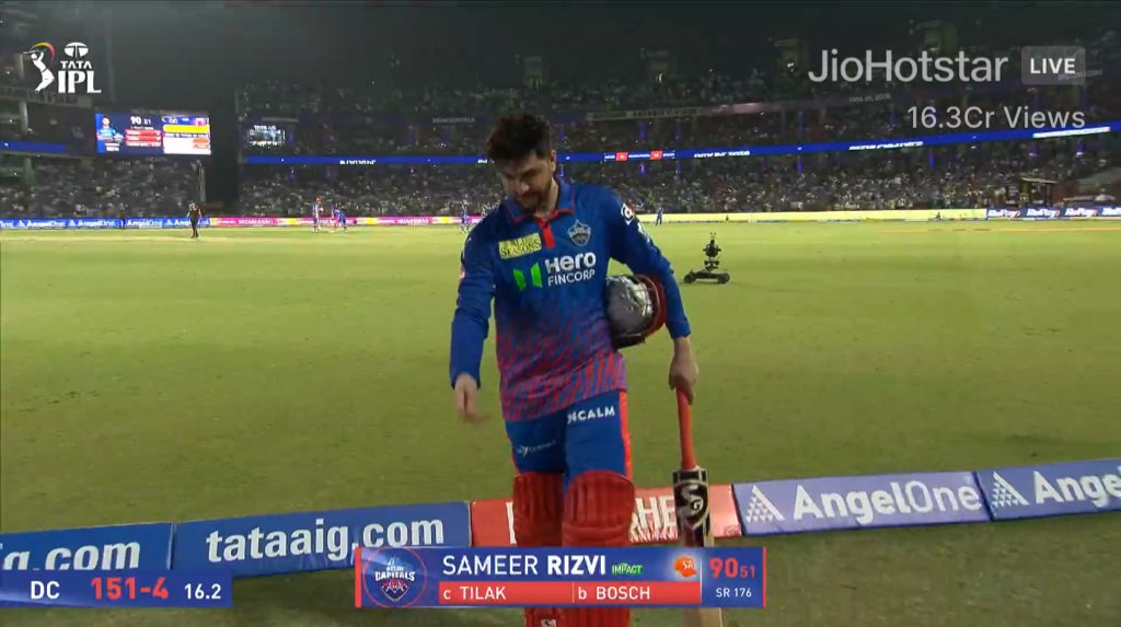 ViratKoisa18's tweet image. Delhi Capitals Team and whole crowds appreciating and Giving standing ovation to Sameer Rizvi 🏏🔥 

#DCvsMI #IPL2026 #MIvsDC