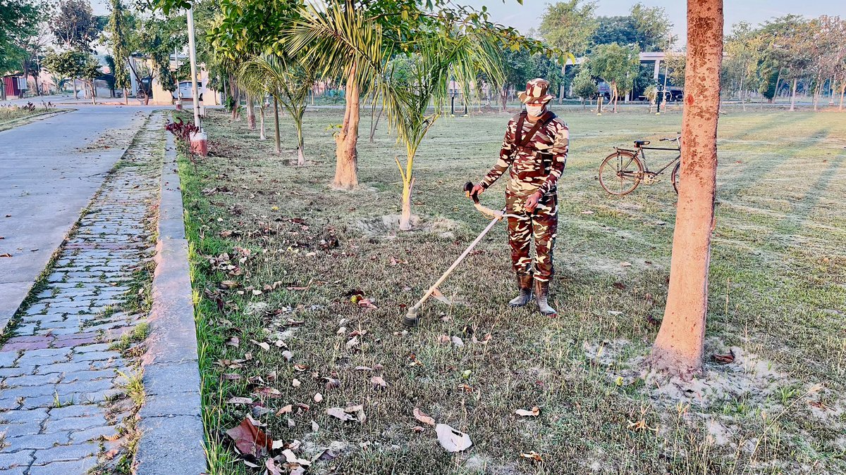 तृतीय वाहिनी सशस्त्र सीमा बल, लखीमपुर खीरी में स्वच्छता एवं पर्यावरण संरक्षण को बढ़ावा देते हुए परिसर में घास कटिंग एवं नालियों की साफ़-सफ़ाई का कार्य किया गया। इस दौरान जवानों ने परिसर को स्वच्छ एवं सुव्यवस्थित बनाए रखने के लिए सक्रिय भागीदारी निभाई।
#SSB #SwachhataAbhiyan