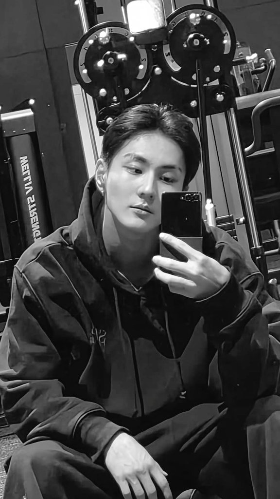 jungyon's tweet photo. @indecentpals the name is rory, born in 2004 with the ability to shape-shift into a feline (which feline? you’ll know) you can see me more often at these two places: gym or on air studio. came here all by myself and need plenty of people to use as targets for my daily rage-baiting. anyone up? https://t.co/iGUvm8rEKK