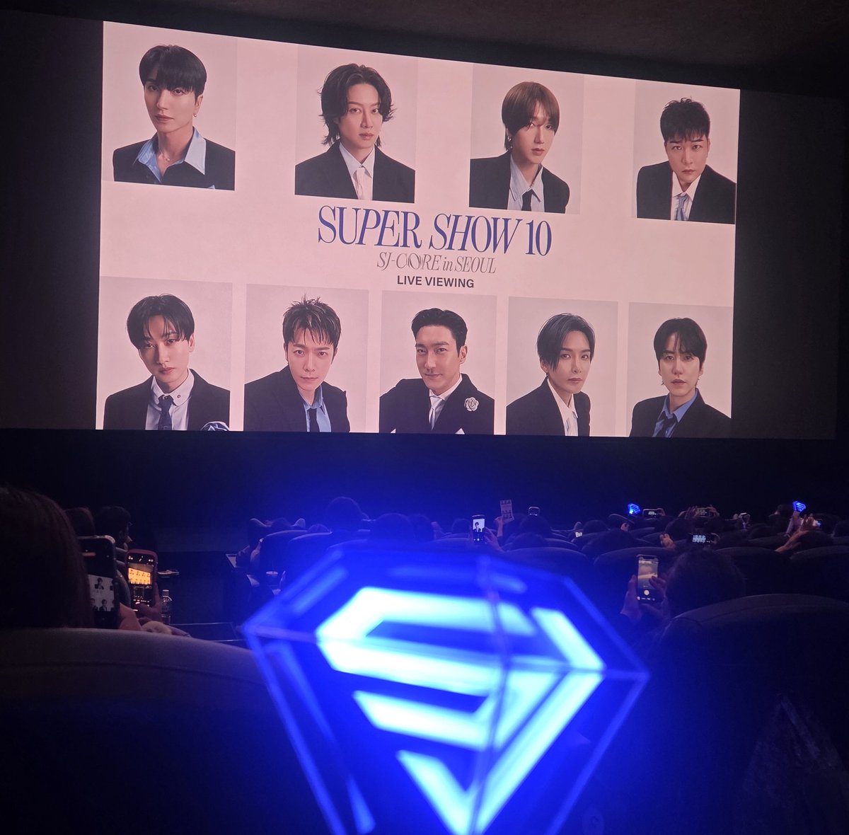 kanariart's tweet photo. スパショアンコン、ライビュ行って来ました🎬️
最初からいつもと違うし、360度お客さん入ってるセンターステージでセットも衣装もお金かかってる感じで見応えあったし、セトリも変わってたしホント映画館の大きなスクリーンで見れて良かったな〜😆✨️ https://t.co/EuwauIPEcP